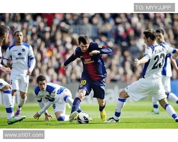 足球场上的闪电之星：揭秘跑动最快的足球明星及其传奇瞬间