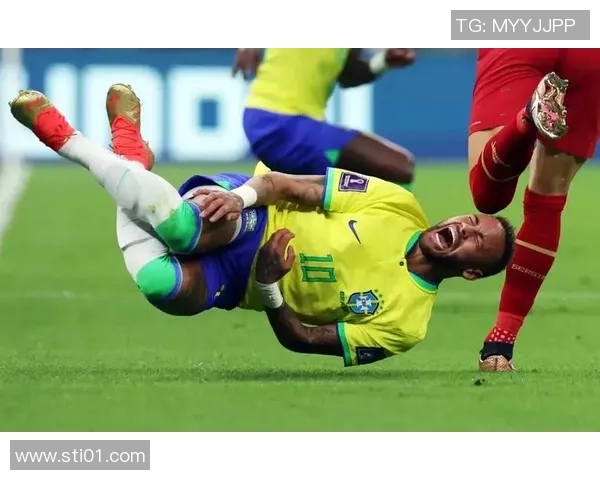 足球明星比赛中眉骨受伤紧急缝针现场直击球迷心痛不已 足球明星比赛中眉骨受伤紧急缝针现场直击球迷心痛不已