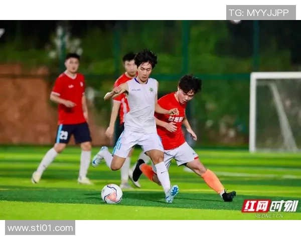 足球明星私下时刻的便装合影视频展现他们真实的一面与生活趣味 足球明星私下时刻的便装合影视频展现他们真实的一面与生活趣味