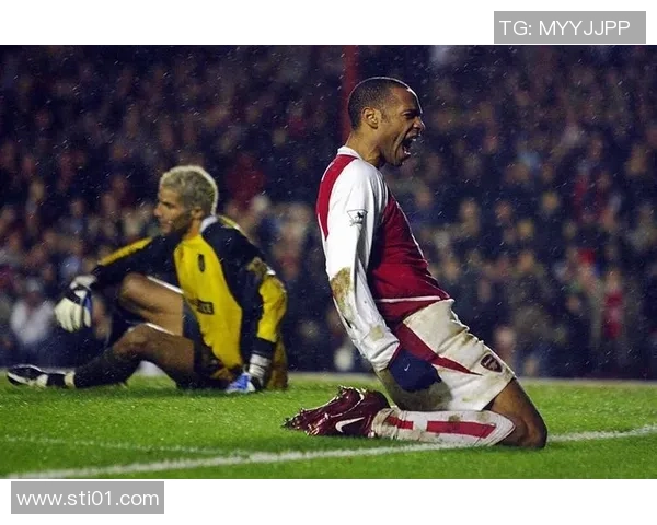 足球明星脚踩足球的精彩瞬间展现球场魅力与运动激情