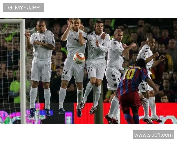 足球明星遭遇骨折伤痛回顾及其对职业生涯的影响分析 足球明星遭遇骨折伤痛回顾及其对职业生涯的影响分析